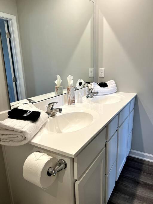 Family Friendly 4Br Home Near Ft Gregg Adams Vsu 彼得斯堡 外观 照片